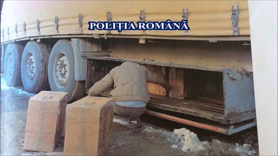 Din interiorul tirului au fost scoase 12.500 de pachete de țigări
