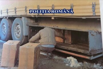 Din interiorul tirului au fost scoase 12.500 de pachete de țigări