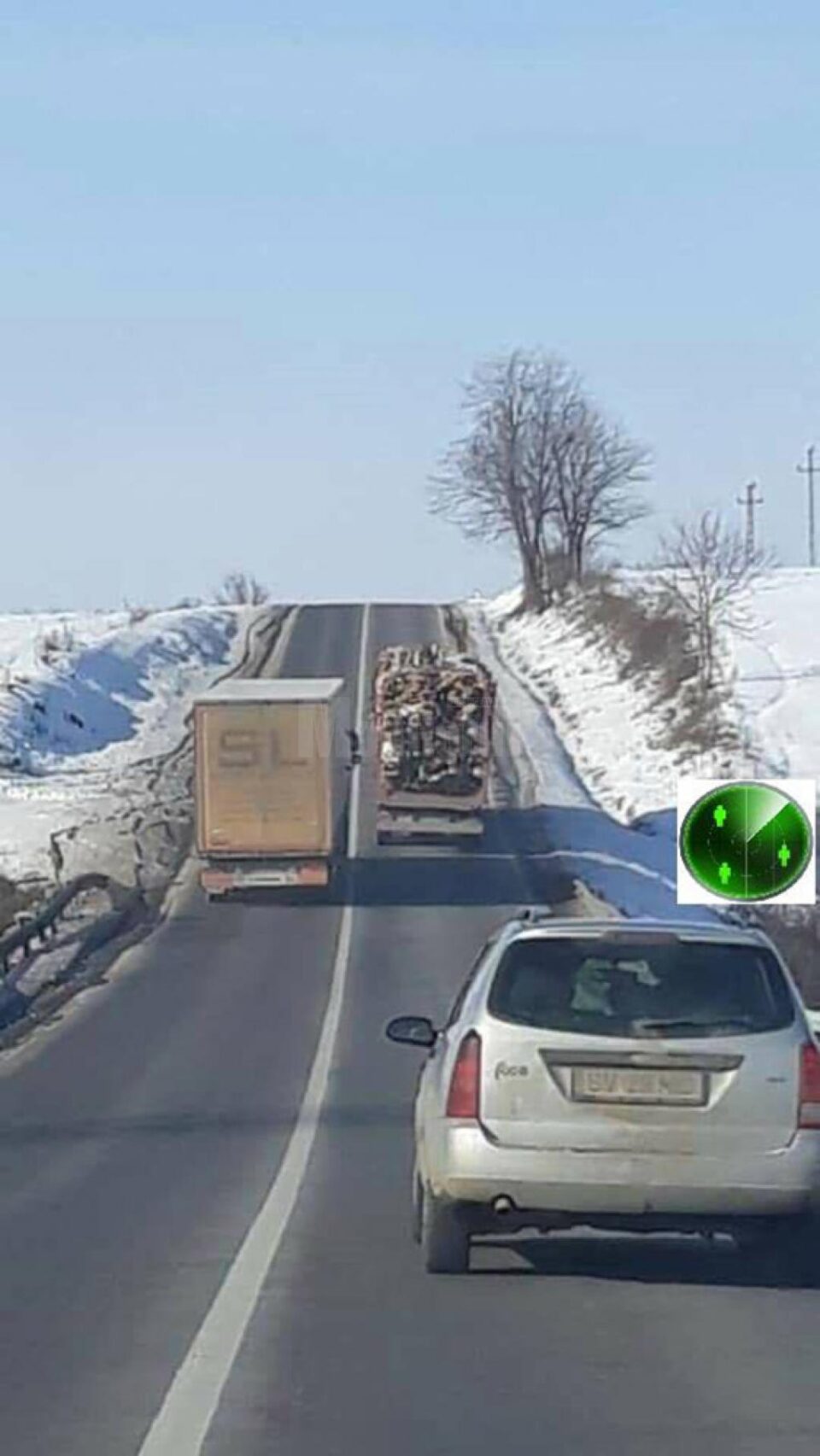 Un tir înmatriculat în Bulgaria intră în depășirea altuia, în zona Dărmănești, într-o zonă fără nici un pic de vizibilitate
