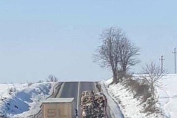 Un tir înmatriculat în Bulgaria intră în depășirea altuia, în zona Dărmănești, într-o zonă fără nici un pic de vizibilitate