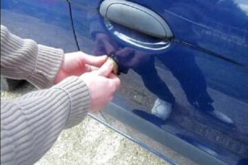 Hoții au spart duminică noapte mai multe Dacii Logan, în Suceava