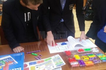 Elevii Colegiului “Ștefan cel Mare” utilizează echipamentele în cadrul orei de fizică