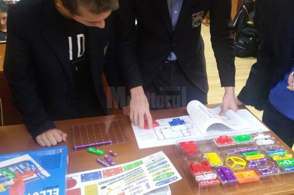 Elevii Colegiului “Ștefan cel Mare” utilizează echipamentele în cadrul orei de fizică