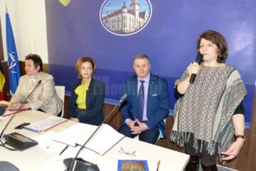 Suceveanca Cleopatra Cabuz (dreapta) este membru al Academiei Americane