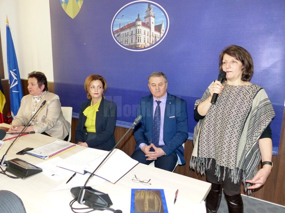 Suceveanca Cleopatra Cabuz (dreapta) este membru al Academiei Americane