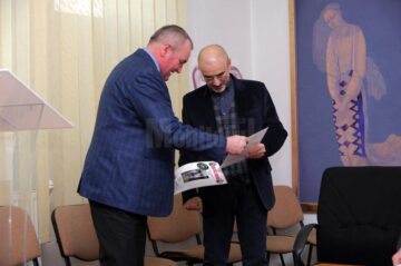 Vicepreședintele Consiliului Județean Suceava Gheorghe Niță înmânând diplomele de ”Seniori ai artelor plastice bucovinene”
