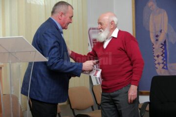 Vicepreședintele Consiliului Județean Suceava Gheorghe Niță înmânând diplomele de ”Seniori ai artelor plastice bucovinene”