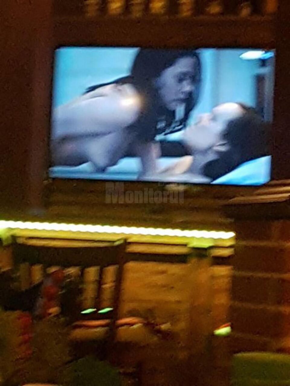Scene porno, oferite la meniul zilei unor clienți ai unui restaurant din Siret