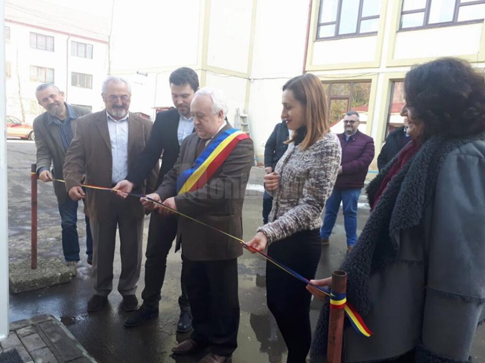 Primarul Rădăuțiului, Nistor Tătar, tăind panglica inaugurală