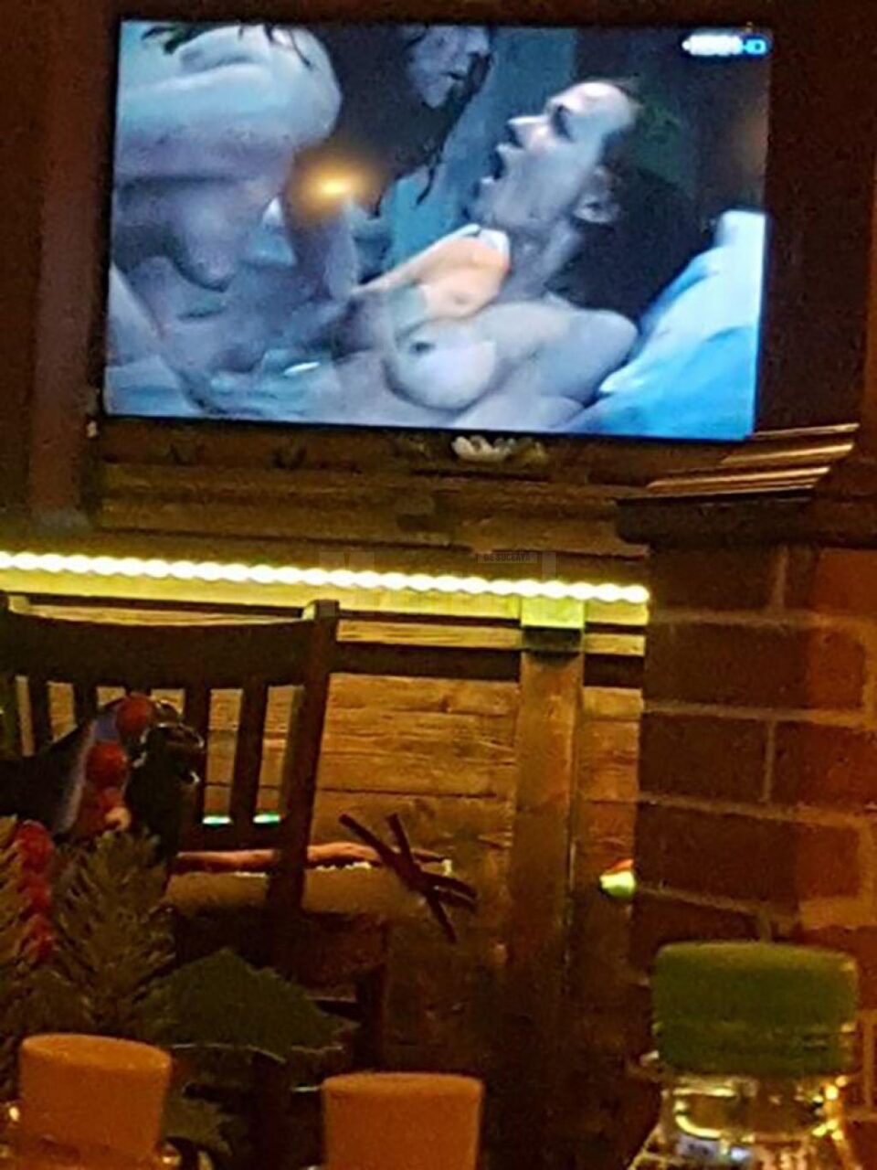 Scene porno, oferite la meniul zilei unor clienți ai unui restaurant din Siret