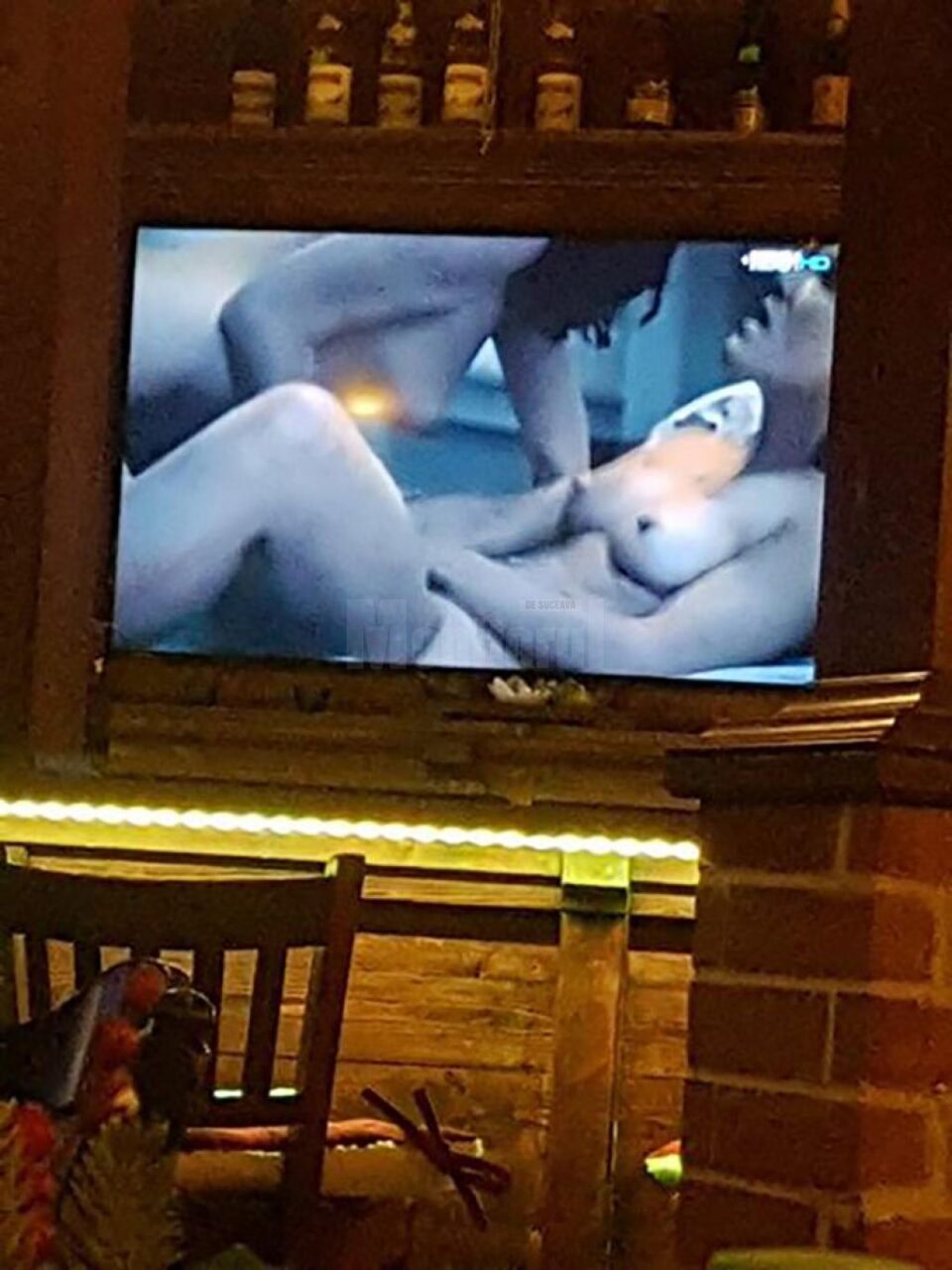Scene porno, oferite la meniul zilei unor clienți ai unui restaurant din Siret