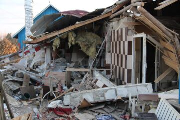 O femeie a suferit arsuri grave în urma unei explozii care a distrus locuința familiei
