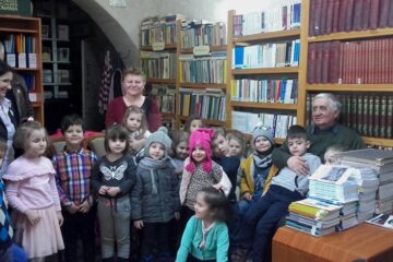Micuților de la Grădinița cu Program Normal Obcini le-a citit cunoscutul și îndrăgitul autor de cărți de povești și teatru adaptat după Ion Creangă, profesorul Gheorghe Solcan