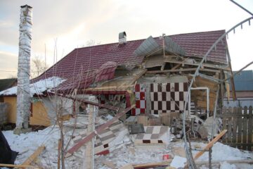 O femeie a suferit arsuri grave în urma unei explozii care a distrus locuința familiei