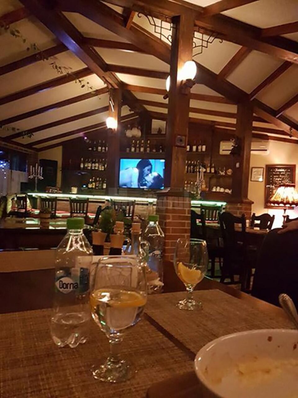 Scene porno, oferite la meniul zilei unor clienți ai unui restaurant din Siret
