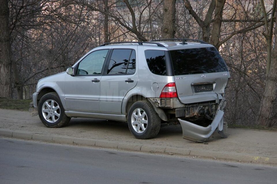 Autoturismul Mercedes Benz ML a fost acroșat în spate și a fost proiectat prin spațiul verde, în Calea Unirii