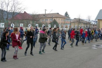 Flash mob pe terenul de sport al școlii