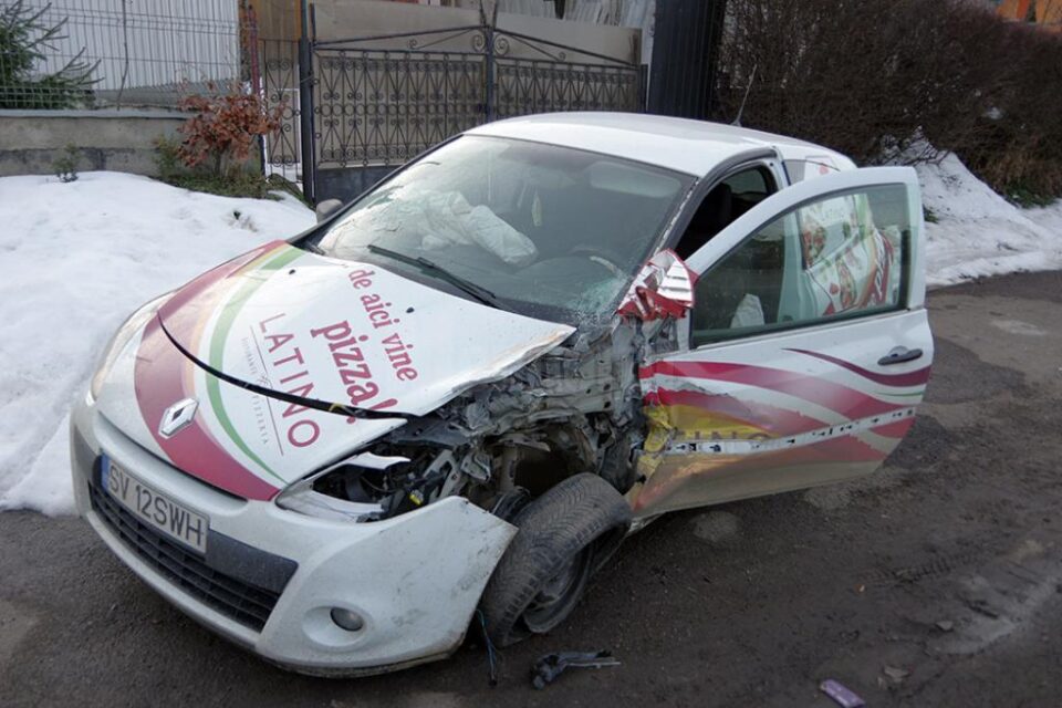 Autoturismul Renault a lovit bordura și a acroșat Mercedesul aflat în parcare Autoturismul Renault a lovit bordura și a acroșat Mercedesul aflat în parcare