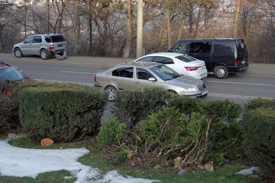 Autoturism acroșat și proiectat pe Calea Unirii de un șofer neatent