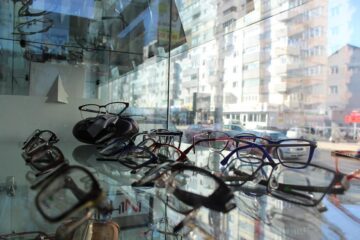 Oferte speciale și consultații gratuite, la trei ani de Eye’s Optic în Suceava