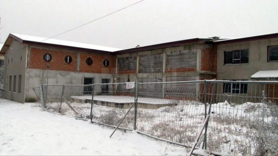 Clădirea cu două niveluri, este ridicată „la roșu”, dispunând de spații generoase, bine compartimentate