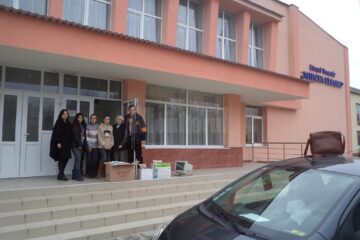 Președintele Societății Culturale „Ștefan cel Mare – Bucovina”, prof. dr. Mugur Andronic, a predat personal un lot de carte de uz școlar Gimnaziului și Liceului „Mircea Eliade”