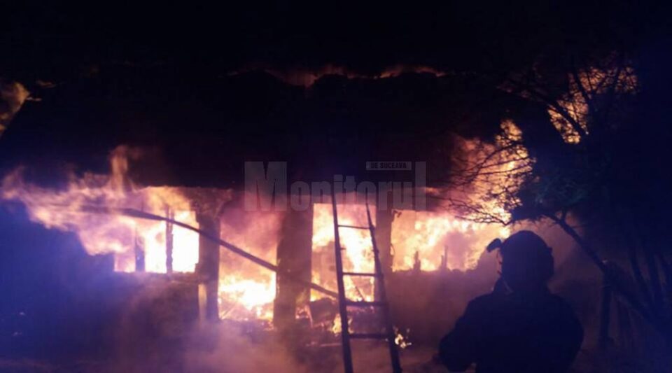 Focul a mistuit complet locuința în care se afla bărbatul