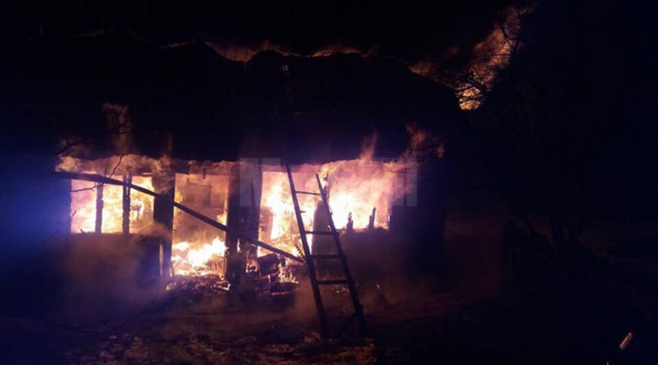 Focul a mistuit complet locuința în care se afla bărbatul