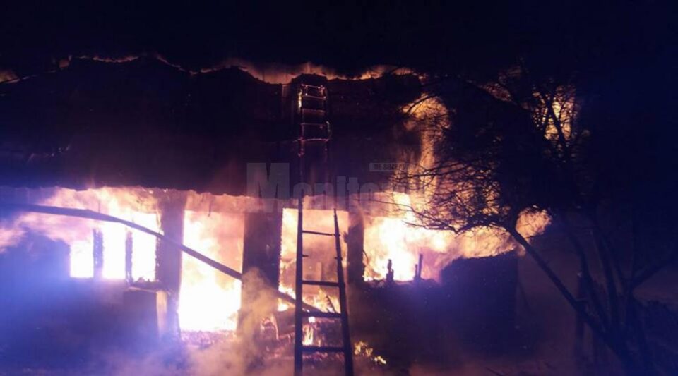 Focul a mistuit complet locuința în care se afla bărbatul