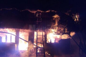 Focul a mistuit complet locuința în care se afla bărbatul