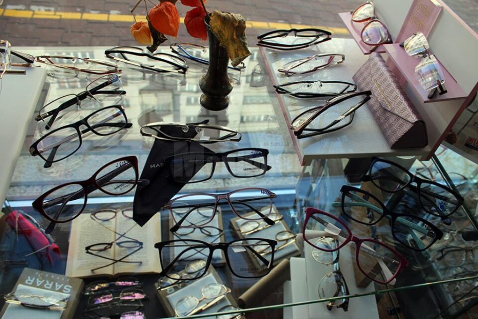 Clienții au la dispoziție o gamă foarte variată de rame de ochelari, pentru toate buzunarele Clienții au la dispoziție o gamă foarte variată de rame de ochelari, pentru toate buzunarele