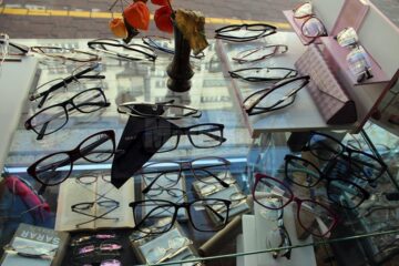 Clienții au la dispoziție o gamă foarte variată de rame de ochelari, pentru toate buzunarele