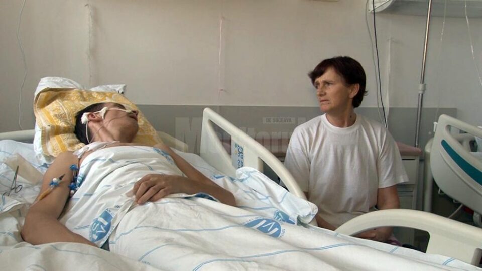 Mama tânărului, Iulia Hîncu, îl veghează permanent la spital și speră la o minune prin care creierul fiului ei să se refacă