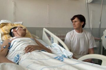 Mama tânărului, Iulia Hîncu, îl veghează permanent la spital și speră la o minune prin care creierul fiului ei să se refacă