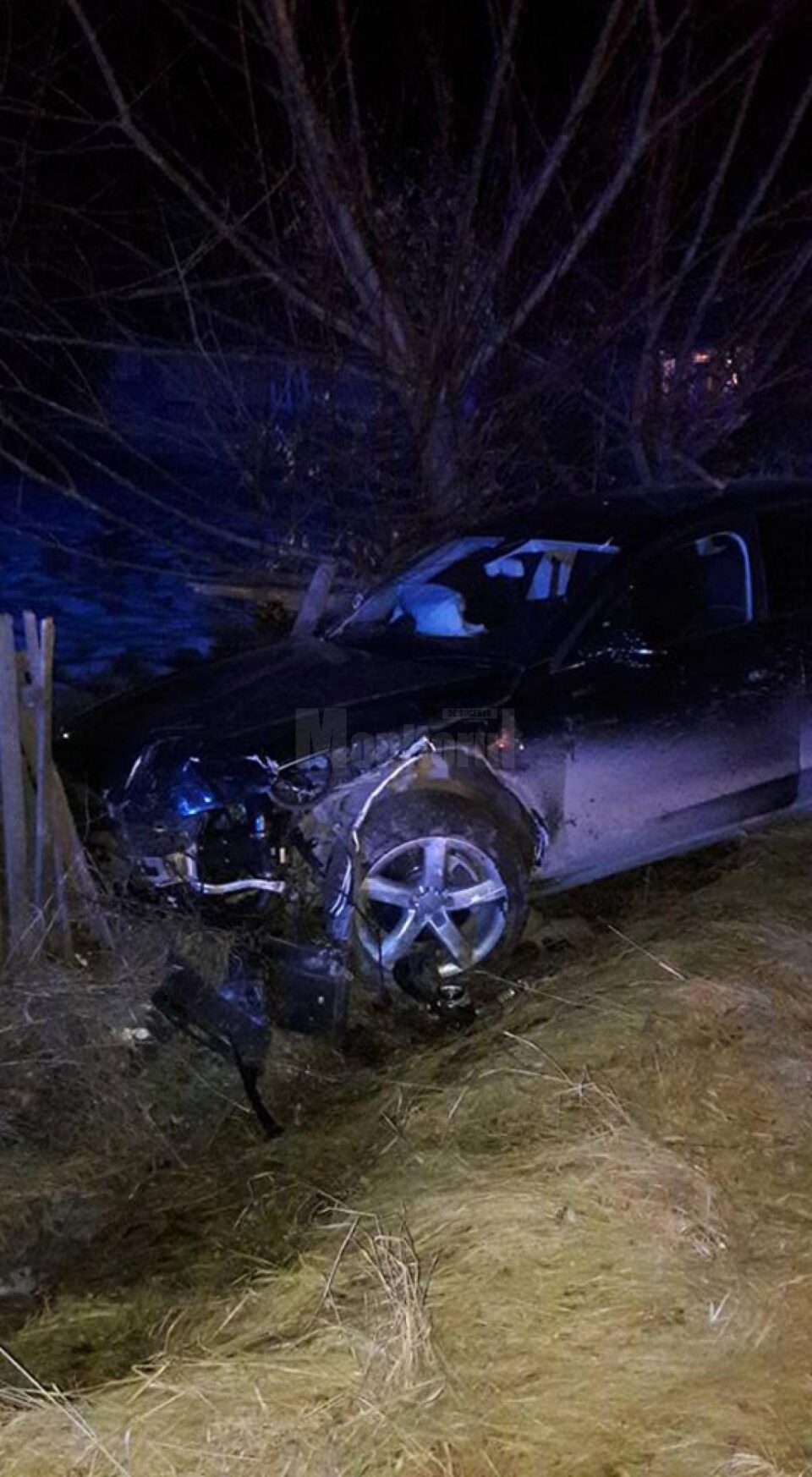 Două persoane, șoferul și un pasager din Audi A8, au avut nevoie de îngrijiri medicale