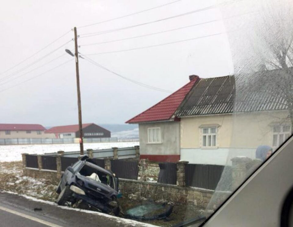 Un autoturism Opel a părăsit șoseaua și a intrat în coliziune cu un gard la Milisauti, într-o curbă periculoasă cu marcaj continuu Un autoturism Opel a părăsit șoseaua și a intrat în coliziune cu un gard la Milisauti, într-o curbă periculoasă cu marcaj continuu