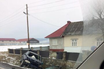 Un autoturism Opel a părăsit șoseaua și a intrat în coliziune cu un gard la Milisauti, într-o curbă periculoasă cu marcaj continuu