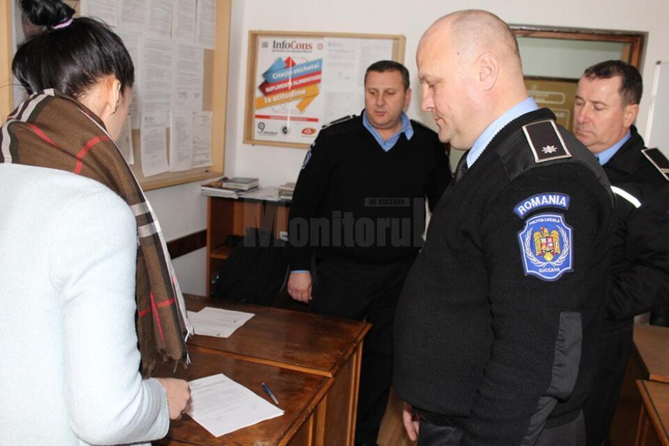 Banii pierduți în Bazar au fost returnați ieri proprietarei, la sediul Poliției Locale Suceava Banii pierduți în Bazar au fost returnați ieri proprietarei, la sediul Poliției Locale Suceava