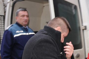 Subcomisarul Florin Vasile Popescu trebuie să stea la pușcărie 6 ani și 10 zile, după ce a fost găsit vinovat pentru comiterea infracțiunii de luare de mită, trafic de influență și fals în declarații