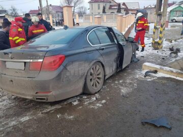 Autoturismul a lovit un cap de pod și a prins apoi un șanț betonat, fiind avariat serios