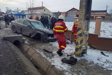 Autoturismul a lovit un cap de pod și a prins apoi un șanț betonat, fiind avariat serios