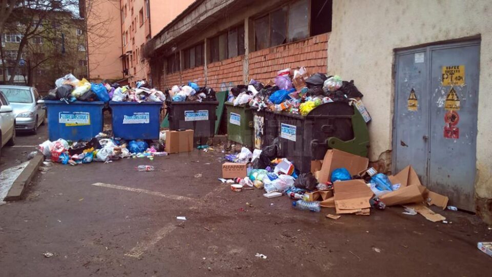 Gunoiul nu a fost ridicat la finalul săptămânii trecute din mai multe cartiere ale municipiului Suceava Gunoiul nu a fost ridicat la finalul săptămânii trecute din mai multe cartiere ale municipiului Suceava