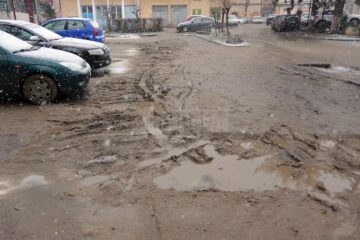 Gropi și noroi mai ceva ca pe un drum de țară, în buricul Sucevei