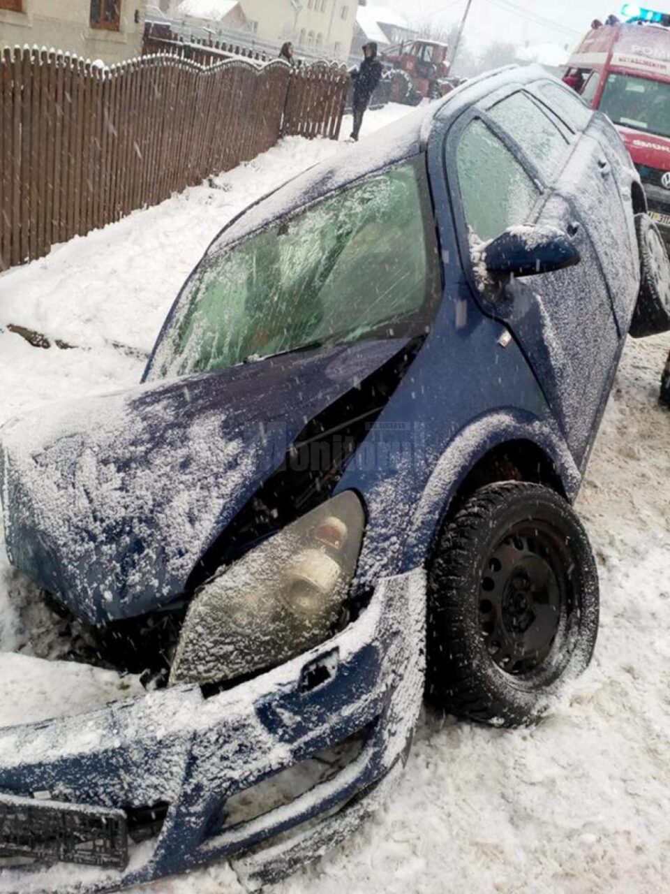 Autoturismul a intrat într-un cap de pod, după ce a derapat pe un drum acoperit cu zăpadă