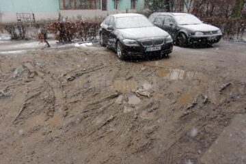 Gropi și noroi mai ceva ca pe un drum de țară, în buricul Sucevei