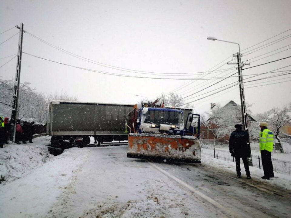 Din cauza anvelopelor uzate și a drumului acoperit cu zăpadă, tirul a blocat ambele sensuri ale șoselei