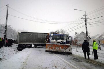 Din cauza anvelopelor uzate și a drumului acoperit cu zăpadă, tirul a blocat ambele sensuri ale șoselei
