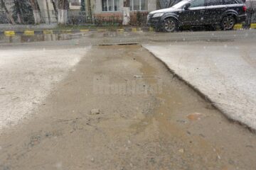 Gropi și noroi mai ceva ca pe un drum de țară, în buricul Sucevei