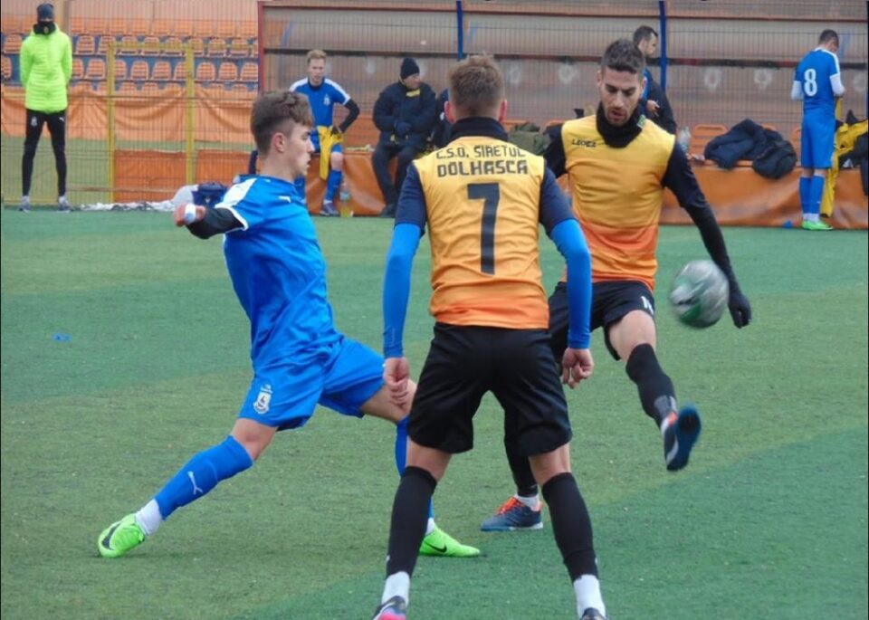 Fotbaliștii de la Siretul Dolhasca au jucat timp de o repriză de la egal la egal cu Ceahlăul. Foto: danesanu.blogspot.ro