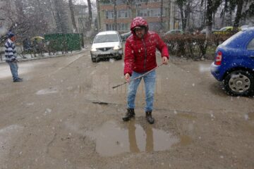 Șanț adanc, pe mijlocul străzii, capcana pentru sute de șoferi